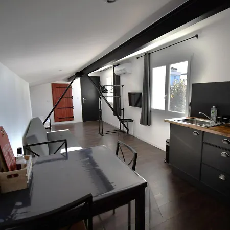 Industriel A 50 M De La Et Du Port Apartman *