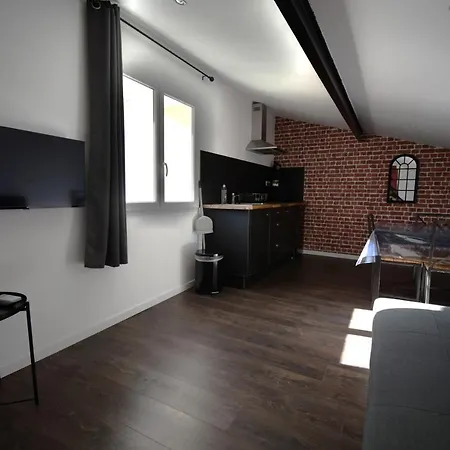 Industriel A 50 M De La Et Du Port Mèze