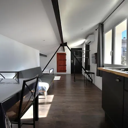 Industriel A 50 M De La Et Du Port Mèze